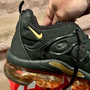 Like new worn once Nike Men's Black Athletic Shoes 9.5. Beautiful! Were my sons!